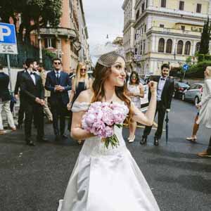 la sposa prepara il lancio del bouquet dopo la cerimonia civile all’ ambasciata turca di Roma, throwing of the bouquet at the turkish consulate of Rome